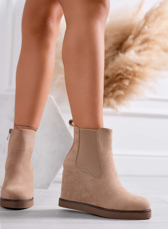 JANIKE - Botines color fango de ante a nivel de tobillo con elástico y cuña