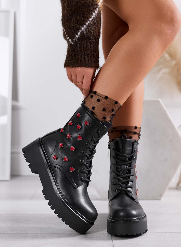 ODESSA - Botines negros estilo anfibio de Alexoo con aplicaciones de corazones rojos