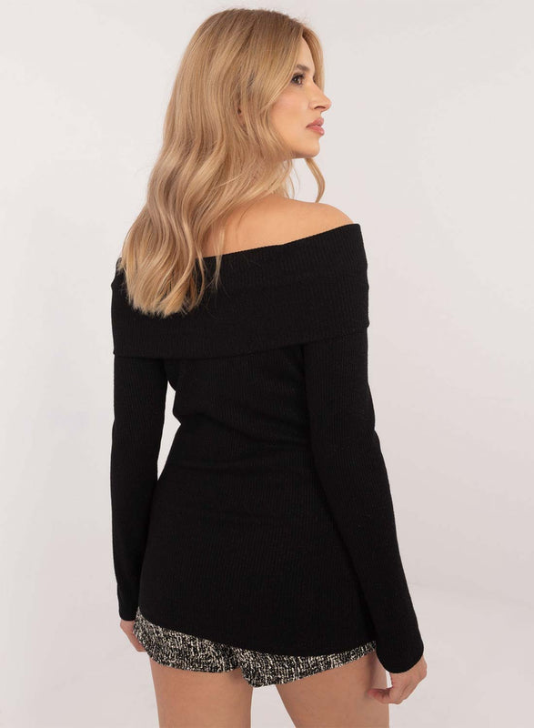 Blusa negra con escote barco