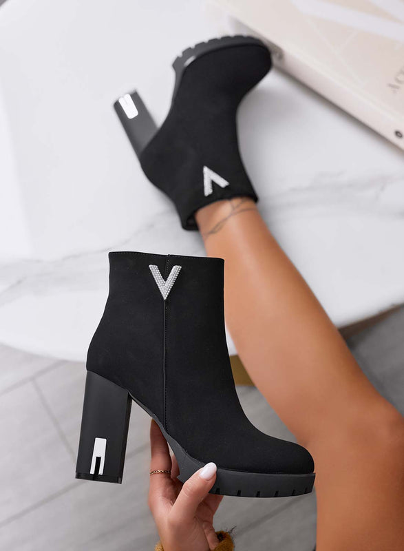 LEANDRA - Botines negros con aplicación en forma de "V" de plata joya