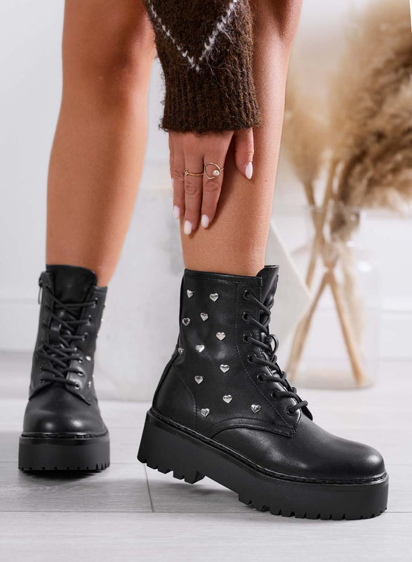 ODESSA - Botines negros estilo anfibio de Alexoo con aplicaciones de corazones plateados