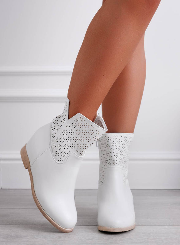 BEKY - Botines blancos perforados con cuña interna