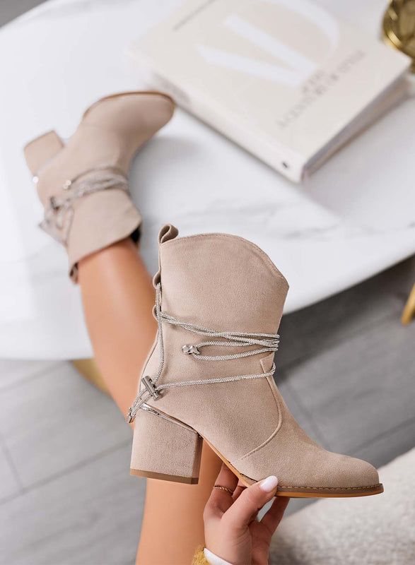 ZAFIRA - Botines beige de ante Alexoo con cordones adornados con strass
