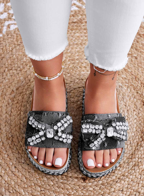 TERESA - Sandalias tipo zapatilla de denim con pedrería en negro