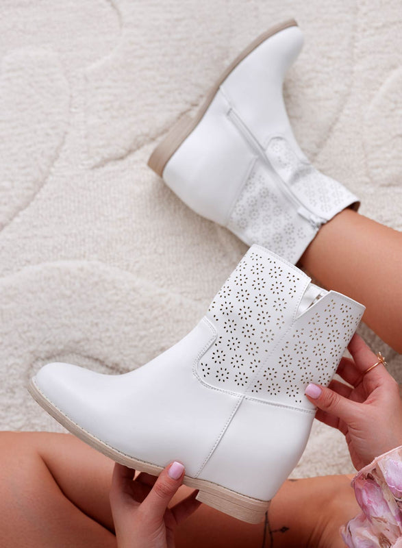 BEKY - Botines blancos perforados con cuña interna