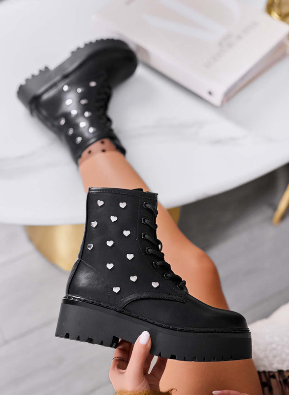 ODESSA - Botines negros estilo anfibio de Alexoo con aplicaciones de corazones plateados