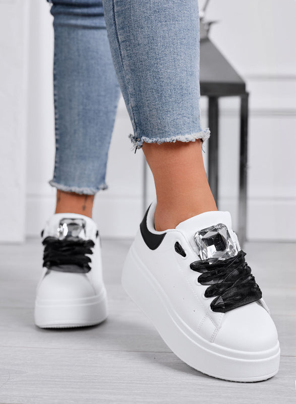 OLIVIA - Zapatillas Platform Blancas con Detalle de Joya y Cordones Negros