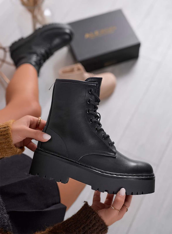 TESSA - Botines negros estilo anfibio de Alexoo
