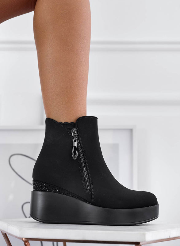 Botines negros con cuña y cremallera lateral