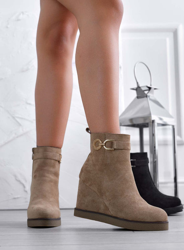 SHIVA - Botines color barro con cuña y adorno de joya