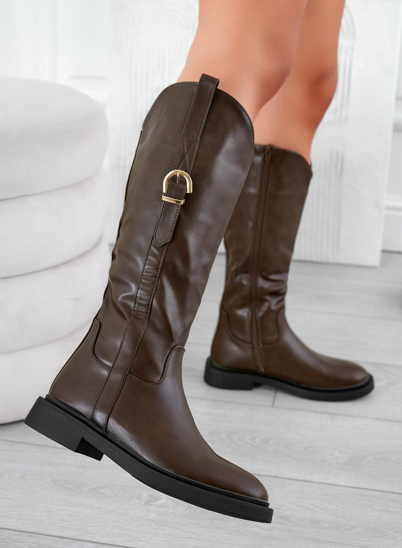 BRIANNA - Botas marrones con hebilla lateral dorada