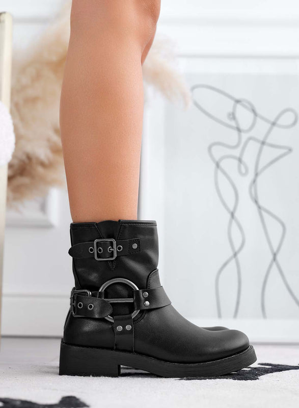 Botines negros estilo biker con hebillas