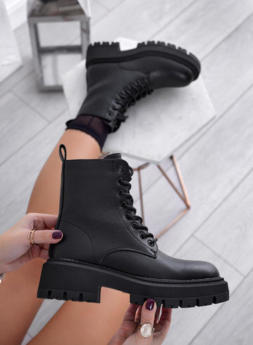 Botines negros tipo militar con cordones