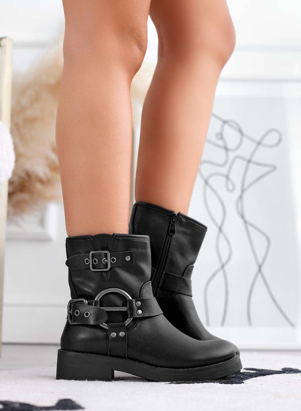Botines negros estilo biker con hebillas