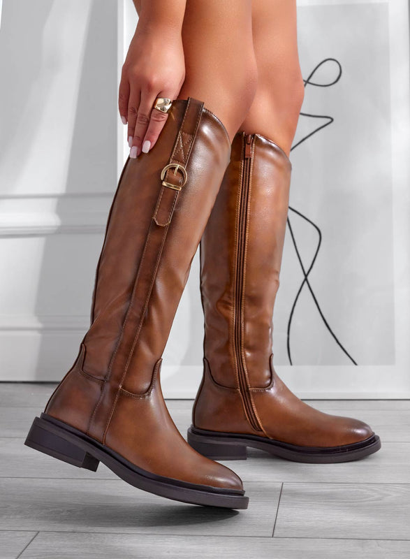 BRIANNA - Botas marrones con hebilla lateral dorada