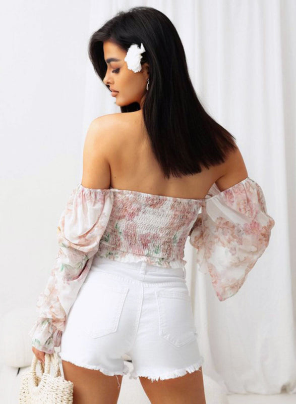 Top beige con flores off-shoulder, mangas amplias y fruncidos