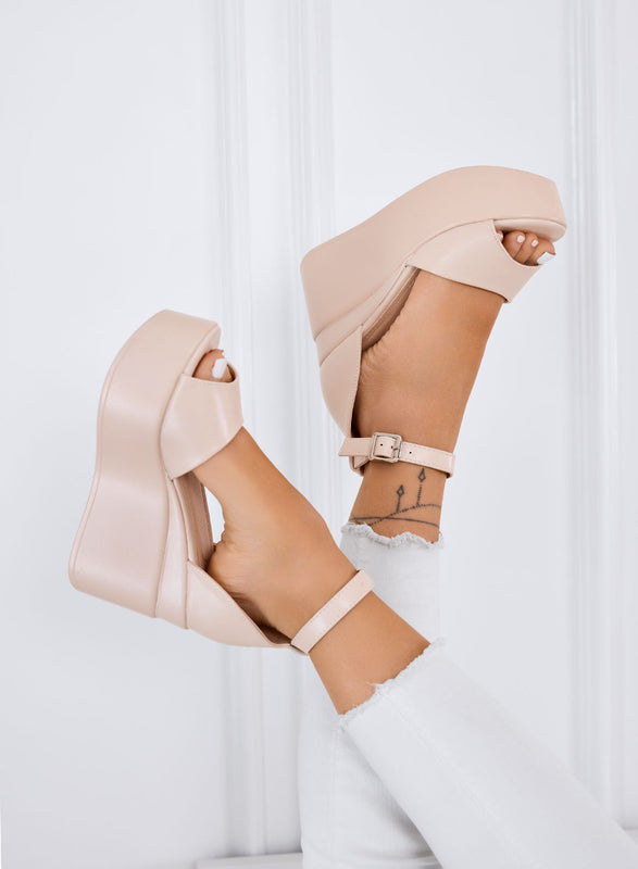PENNY - Sandalias beige tipo plataforma con cinturón en el tobillo