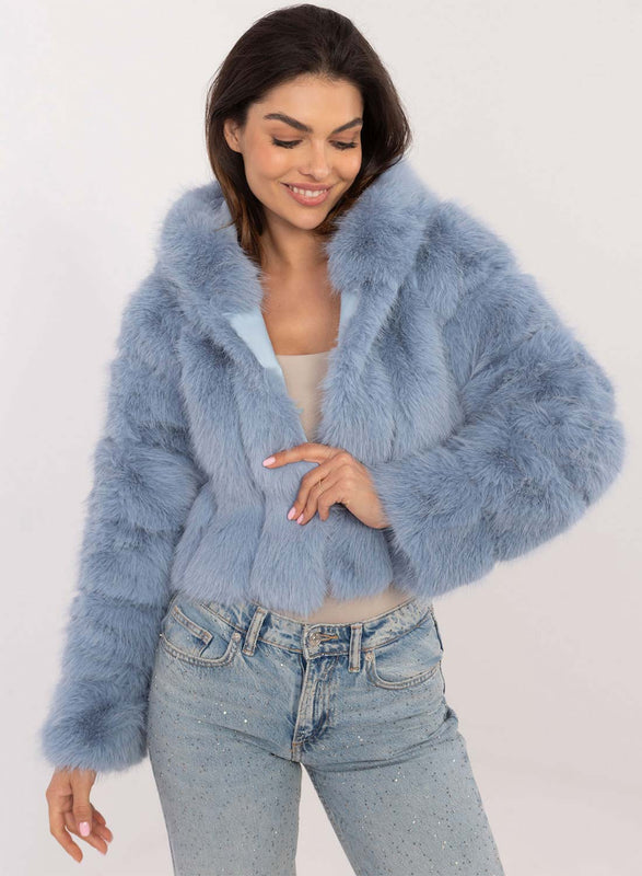 Chaqueta corta de eco-pelusa con capucha de pelo largo azul