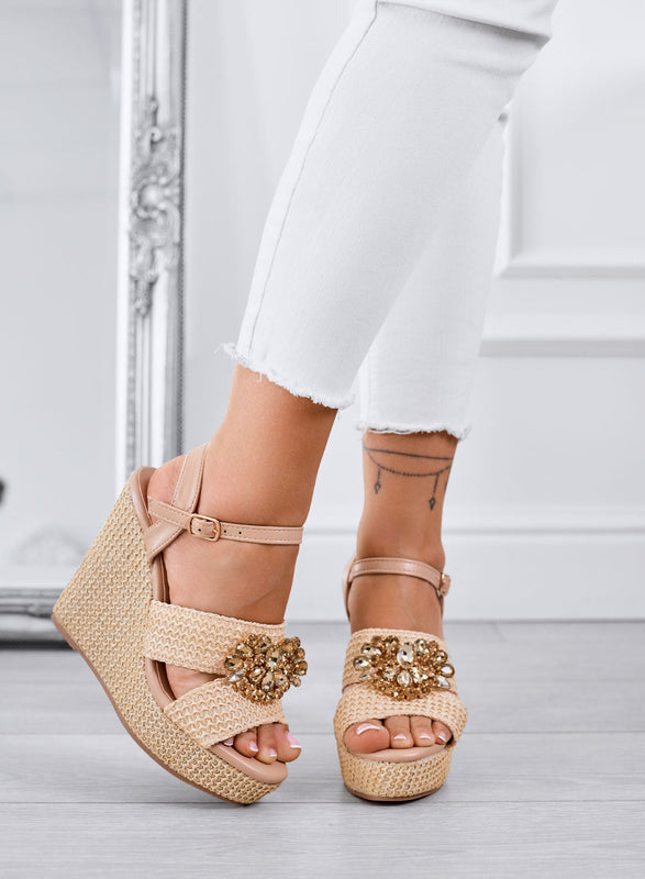 SABRINA - Sandalias beige con cuña, cinturón y maxi strass