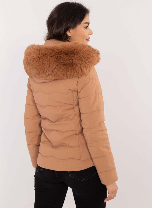 Chaqueta camel acolchada corta con capucha de piel sintética