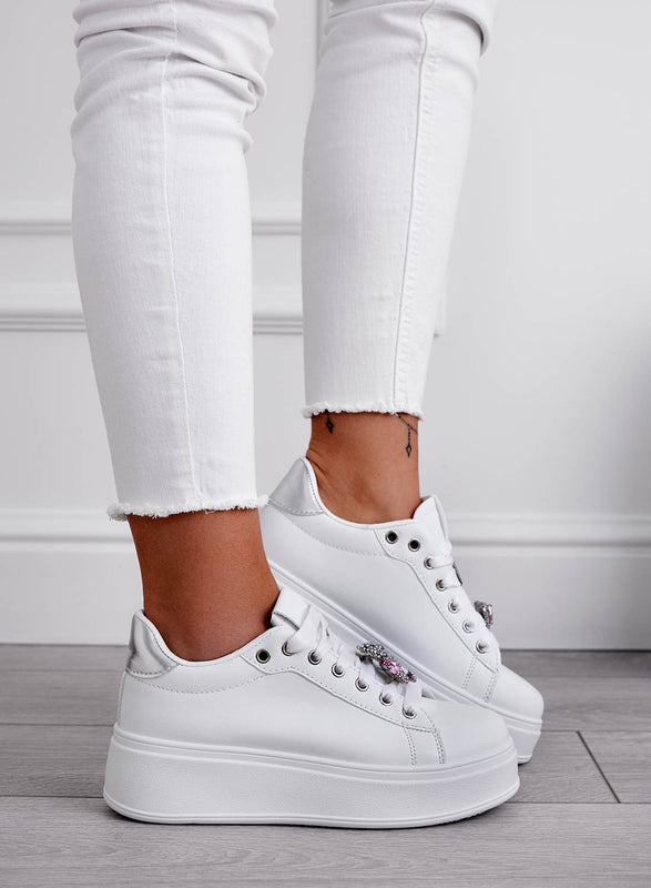 Baskets blanches avec talon argenté et ourson bijou rose