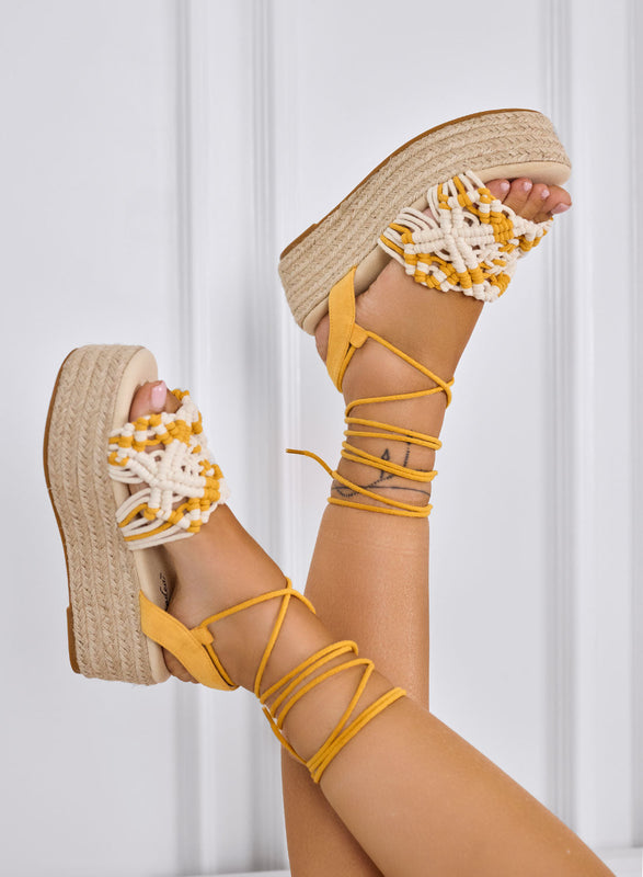 ROBIN - Sandalias alpargatas amarillas con cuña e incrustaciones de macramé