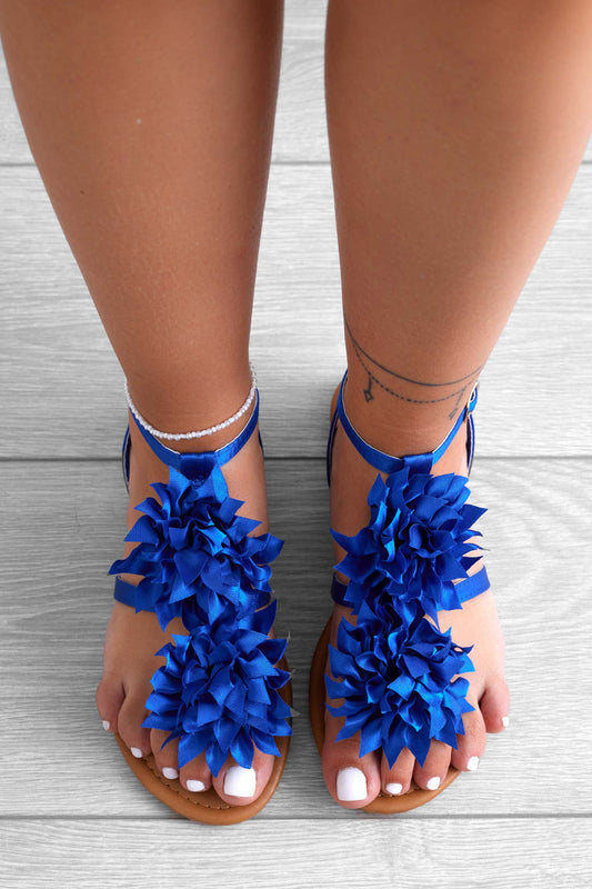 CONNIE - Sandalias de dedo de raso azul con flor aplicada