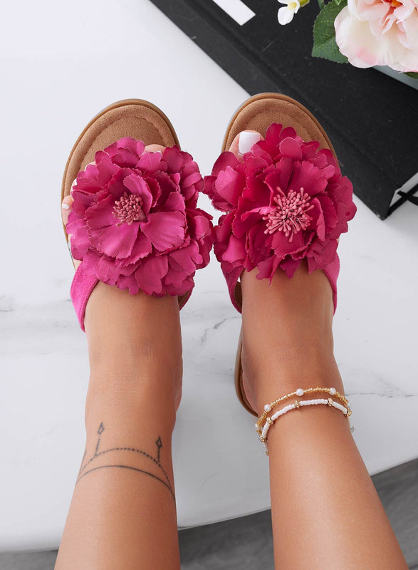 CLARISSA - Sandalias chanclas fucsia con flor aplicada