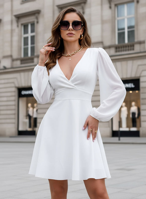 Robe blanche avec décolleté dans le dos
