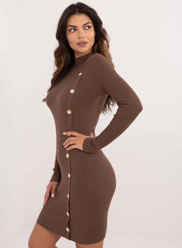 Robe marron côtelée avec boutons dorés