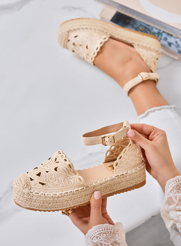 CRISTY - Espadrilles beige bordadas con cinturón al tobillo y suela platform de cuerda