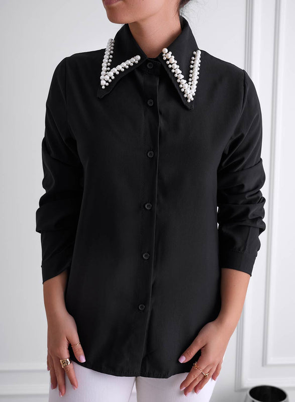 Camisa negra con cuello adornado