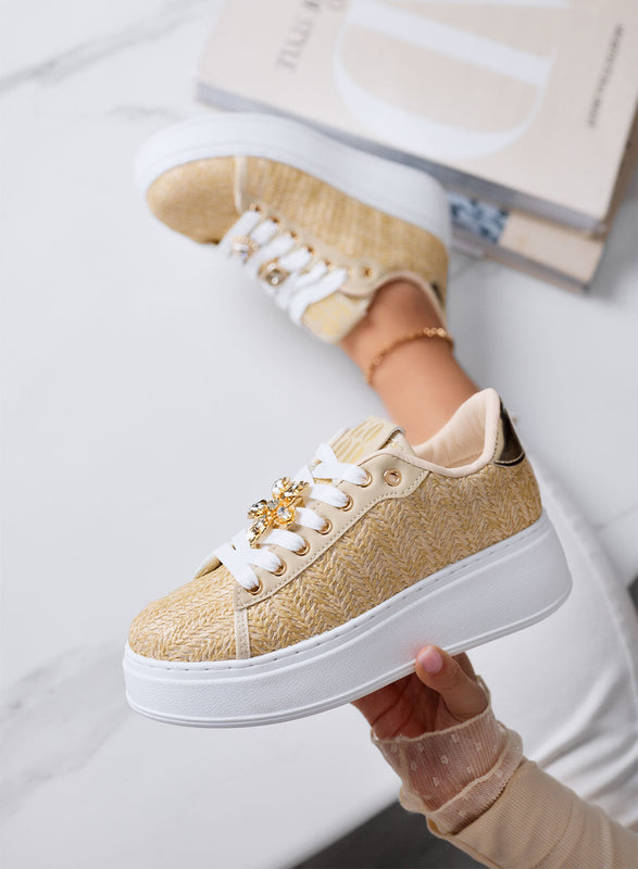 MARISA - Zapatillas beige con plataforma y detalle joya