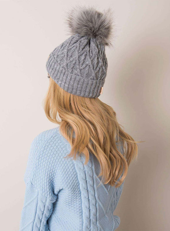 Gorro gris acolchado con pompón de piel sintética