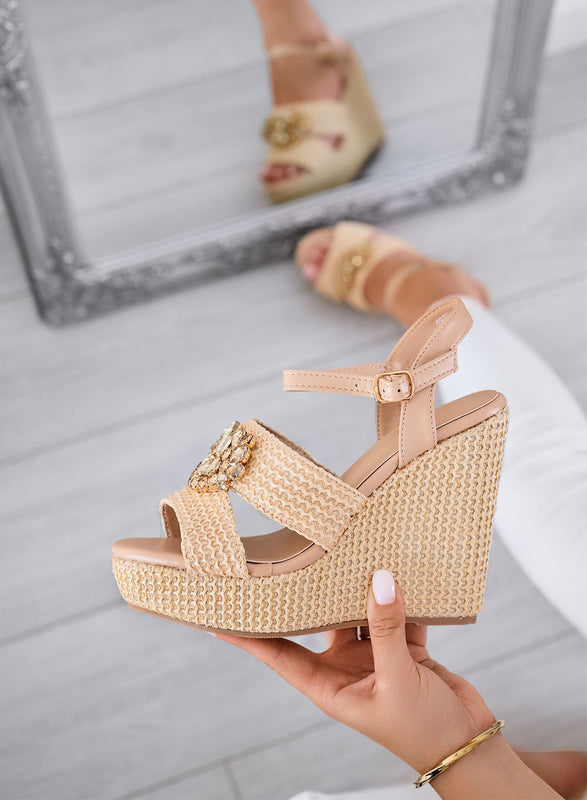 SABRINA - Sandalias beige con cuña, cinturón y maxi strass