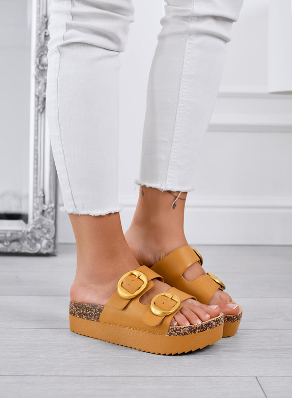 SOFIA - Sandalias camel tipo ciabatta platform con doble hebilla dorada