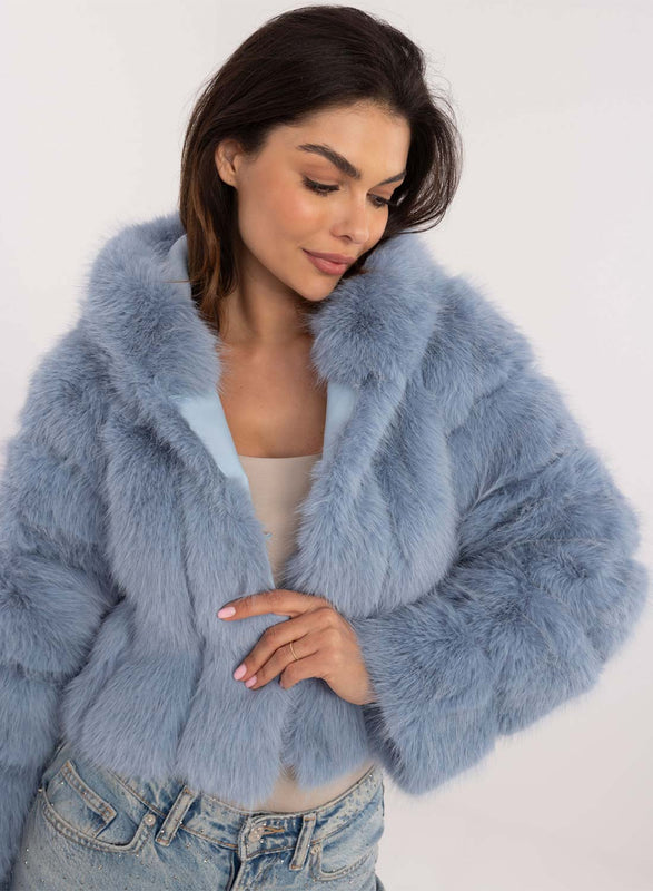 Chaqueta corta de eco-pelusa con capucha de pelo largo azul