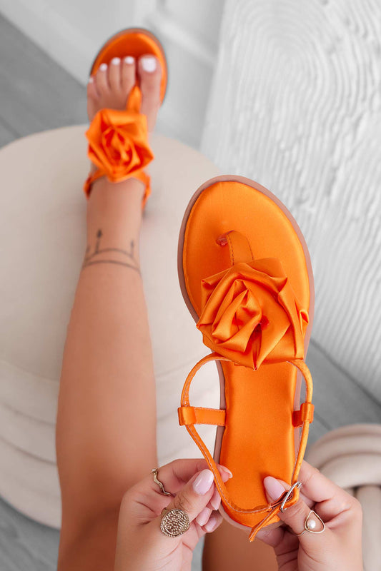 KETA - Sandalias naranjas tipo chancla de raso con flor