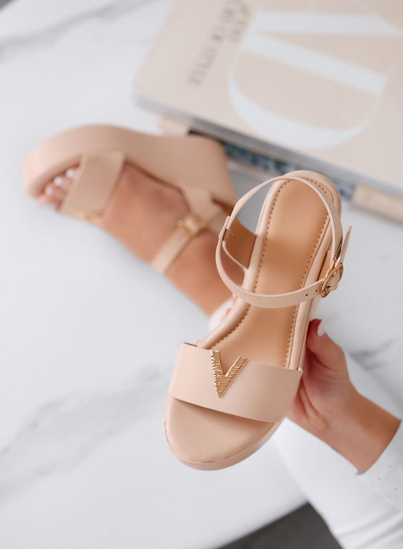 FABIANA - Sandalias beige con cuña y detalle en V dorado