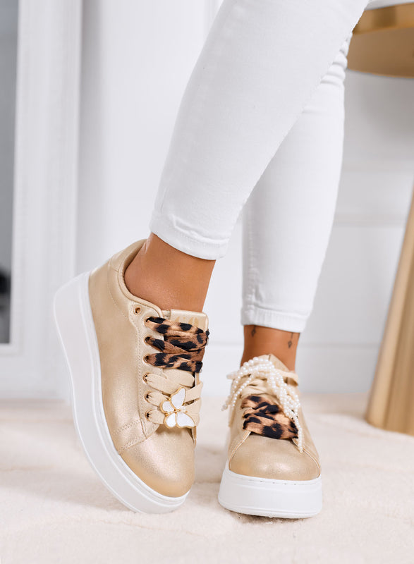 LAURA - Zapatillas doradas con plataforma, cordones animal print y detalles joya