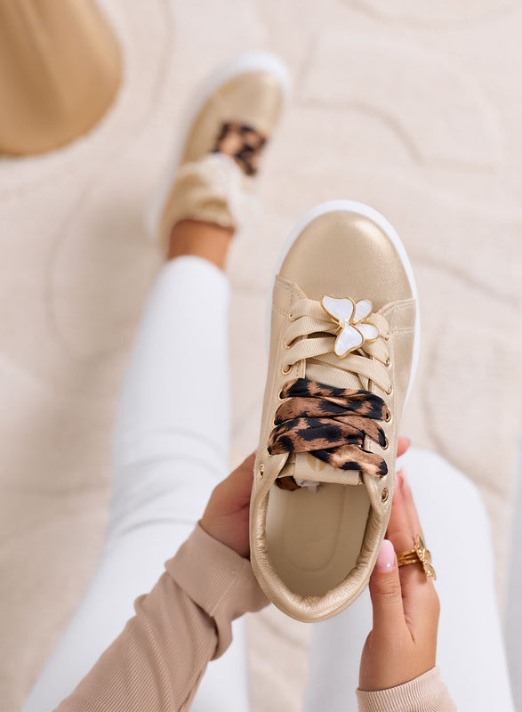 LAURA - Zapatillas doradas con plataforma, cordones animal print y detalles joya