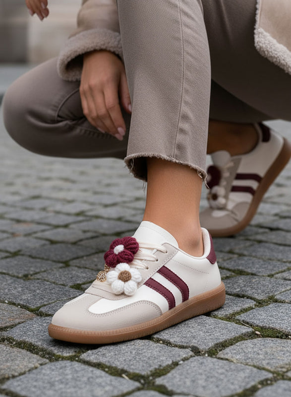 MELISSA - Zapatillas beige y burdeos con flores de crochet