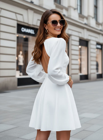 Robe blanche avec décolleté dans le dos
