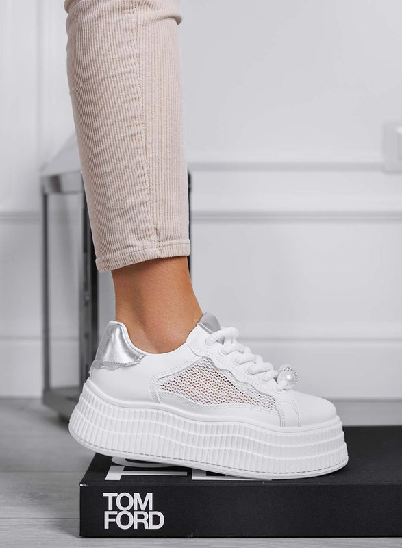 MIRELA - Zapatillas blancas con inserciones plateadas, suela ondulada y diseño de malla