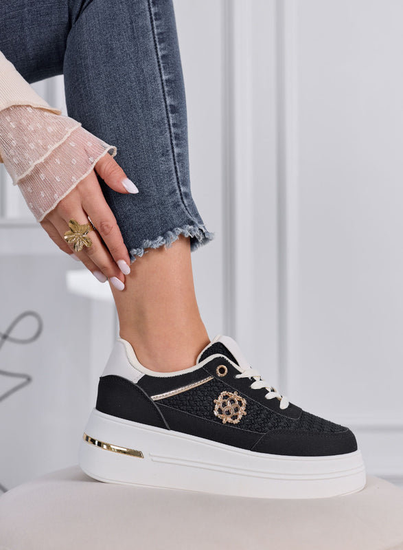 CLARA - Zapatillas negras con plataforma, inserciones entrelazadas y detalles dorados
