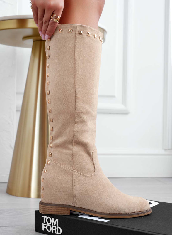 JANINE - Botas de ante beige con cuña interior y tachuelas