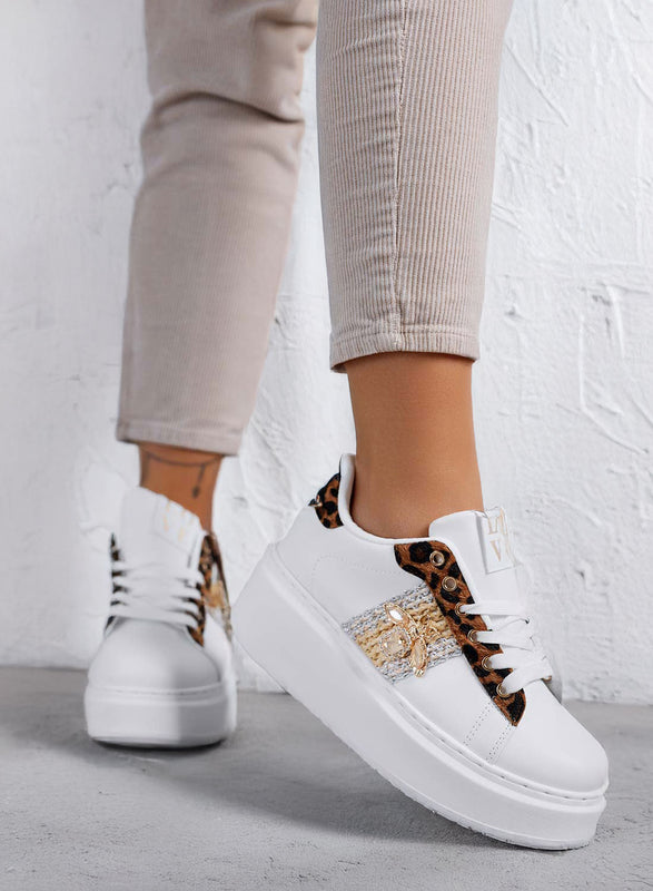 NELSON - Zapatillas blancas con detalle de abeja joya e inserciones de estampado animal