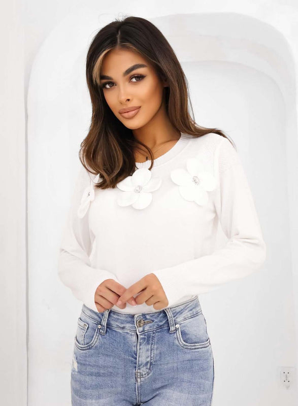 Camiseta blanca con flores aplicadas