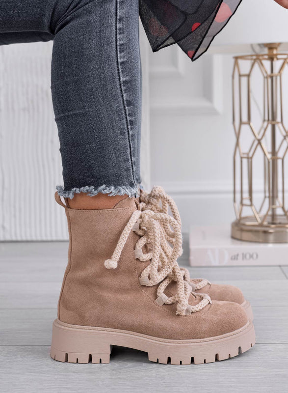 CLOTILDE - Botines anfibios color barro con cordones de cuerda beige