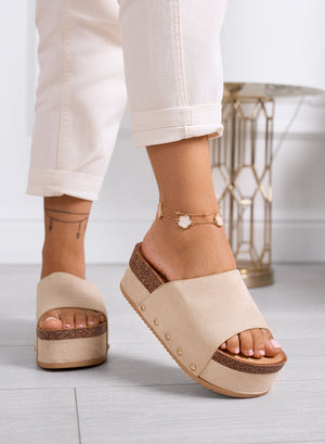 ORIO - Sandalias de cuña beige con banda ancha y remaches laterales